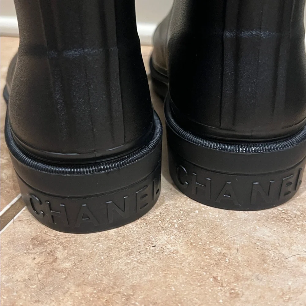 CHANEL Black and White Women's Rubber Rain Boots Wellies  7.5 size 38 Logo New - Picture 2 of 7